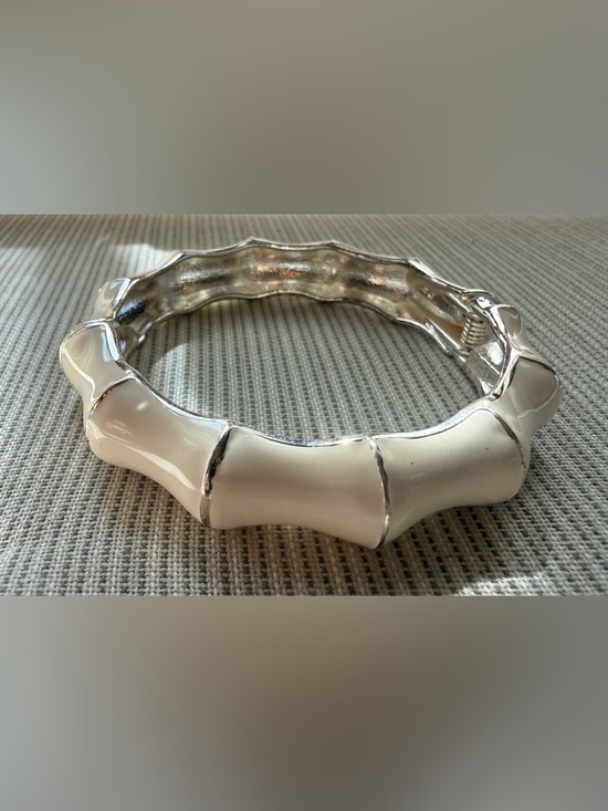 Vintage Jewelry - White Bamboo-Style Hinged Cream Enamel & Silver tone Vintage Bangle Bracelet